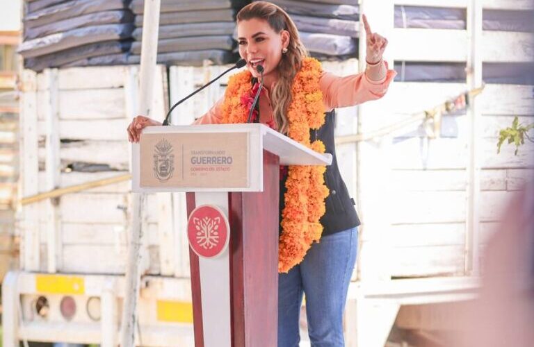 La gobernadora Evelyn Salgado entregó apoyos a familias de la colonia Campestre de La Laguna de Acapulco