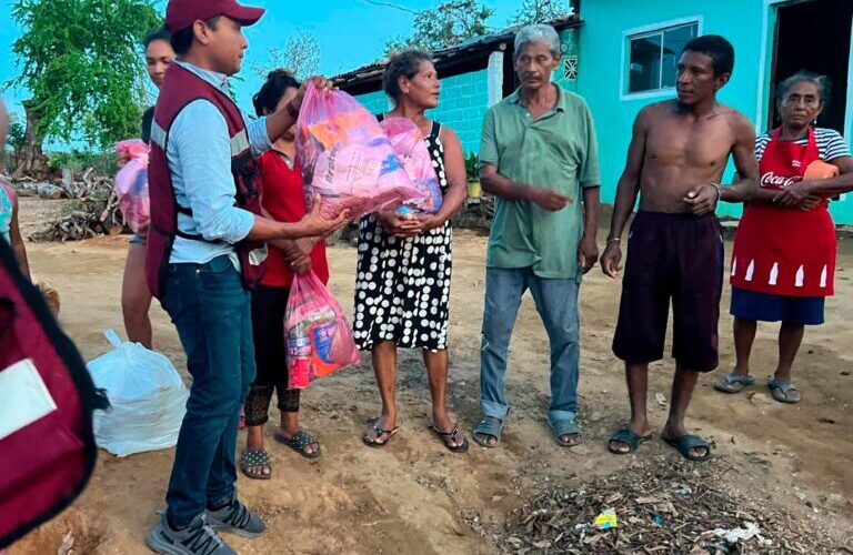 Brigadas de apoyo de la SEPLADER, como parte de la estrategia #FuerzaOperativaGuerrero distribuyeron despensas