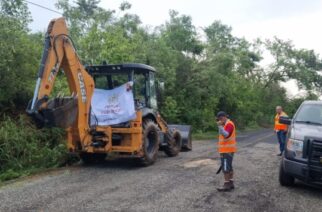 Continúan las acciones para reactivar las vialidades en la Costa Chica