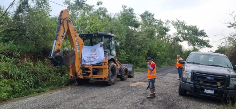 Continúan las acciones para reactivar las vialidades en la Costa Chica