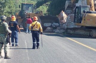 Personal de la Secretaría de Gestión Integral de Riesgos y Protección Civil atendió el reporte de derrumbe en la carretera federal México-Acapulco