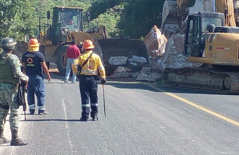Personal de la Secretaría de Gestión Integral de Riesgos y Protección Civil atendió el reporte de derrumbe en la carretera federal México-Acapulco