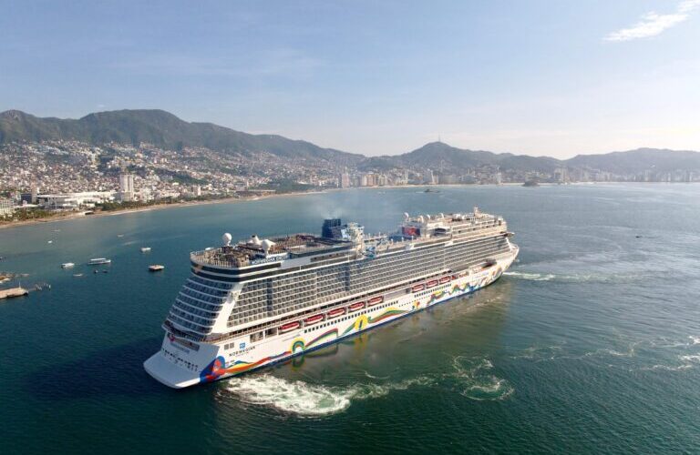 Con fiesta guerrerense da Evelyn Salgado bienvenida al crucero Norwegian Encore en Acapulco