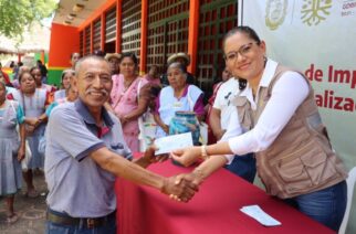 Entrega SEFODECO apoyos a los artesanos de Xalitla, afectadas por el huracán John