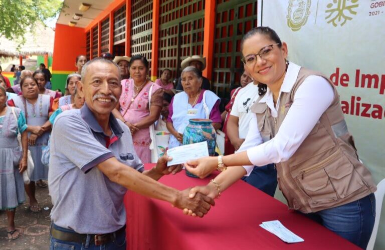 Entrega SEFODECO apoyos a los artesanos de Xalitla, afectadas por el huracán John