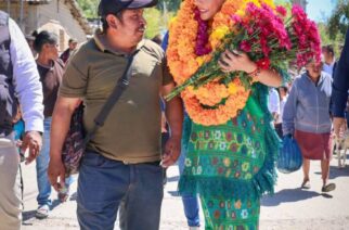 Evelyn Salgado lleva apoyos y reafirma atención a la niñez de Ayahualtempa para su desarrollo en un ambiente de paz y bienestar