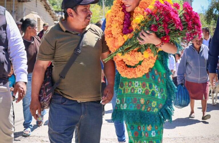 Evelyn Salgado lleva apoyos y reafirma atención a la niñez de Ayahualtempa para su desarrollo en un ambiente de paz y bienestar