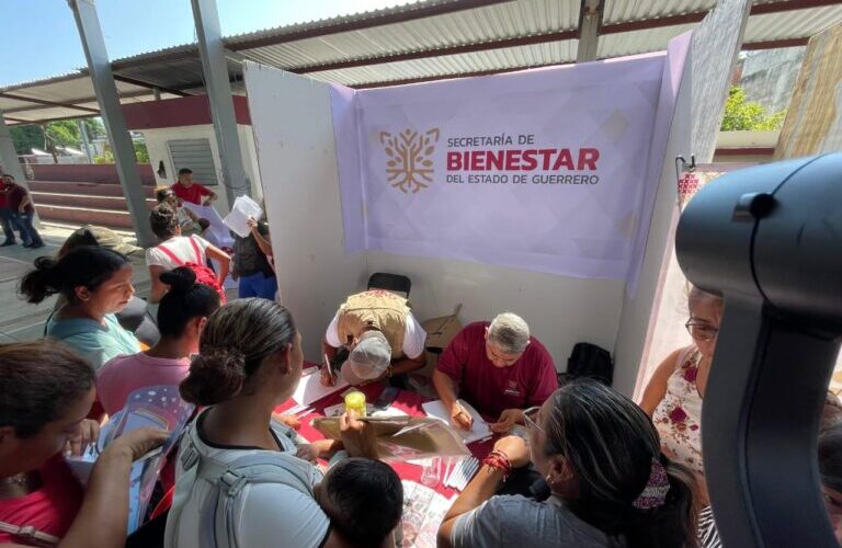 Continua la Feria de Servicios Integrales que el gobierno de Guerrero en Acapulco