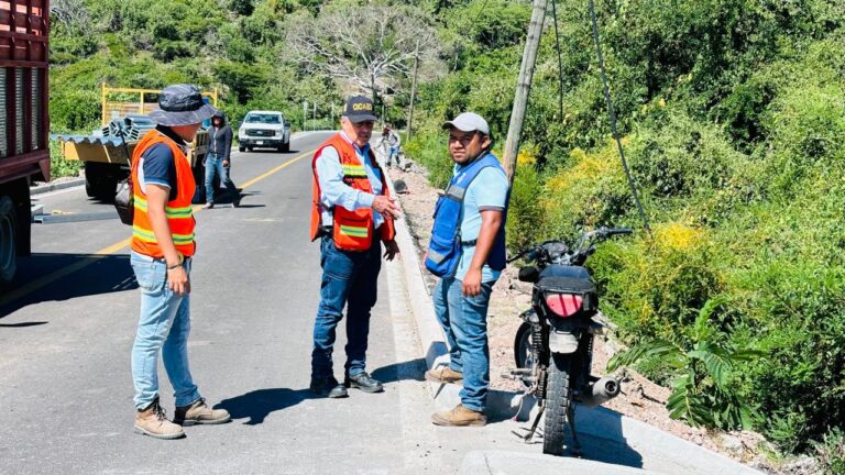 Supervisa CICAEG obra de rehabilitación de carretera en Huitzuco