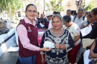 Continúa la entrega de apoyos a los artesanos de Tlapa damnificados por el huracán John