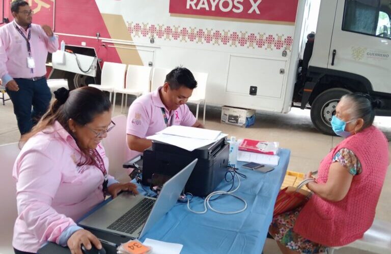 Refuerza la Secretaría de Salud estatal la atención en Oxtotitlán y San Luis Acatlán, a través de las Unidades Médicas Móviles