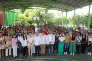 Entrega SEG y BBVA laptops a maestros afectados por el huracán Otis