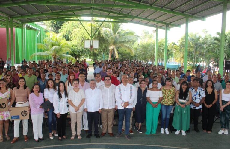 Entrega SEG y BBVA laptops a maestros afectados por el huracán Otis