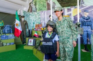 Turistas, residentes y estudiantes disfrutan la Expo Militar “La Gran Fuerza de México” en Acapulco