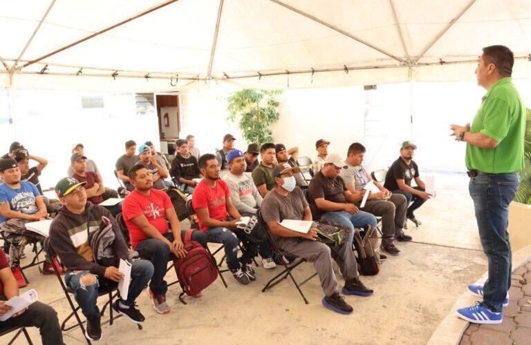 Trabajadores agrícolas guerrerenses firman carta compromiso para laborar en Estados Unidos