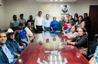 Martin Vega González, se reunió con el alcalde de Tecoanapa, Juvenal Poblete Velázquez, y pobladores