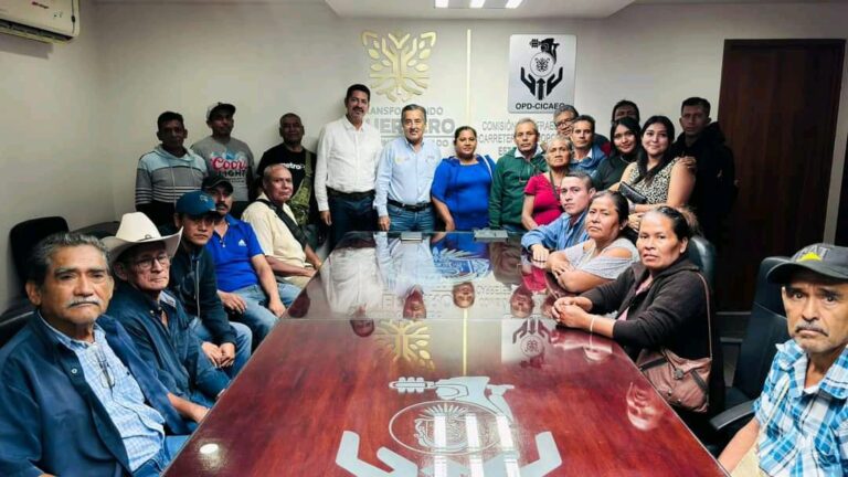 Martin Vega González, se reunió con el alcalde de Tecoanapa, Juvenal Poblete Velázquez, y pobladores