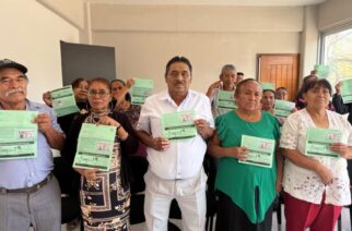 Entrega el gobierno de Guerrero más visas del programa “Lazos Migrantes” a adultos mayores