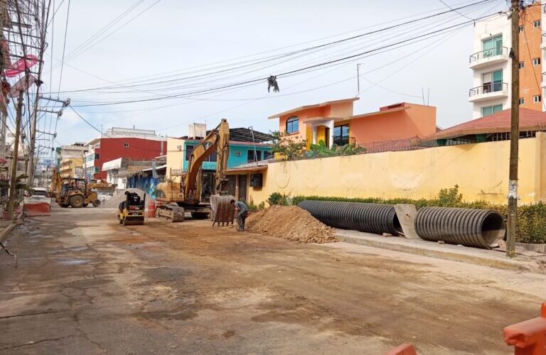 CAPASEG interviene y abre la circulación vehicular en la calle Cristóbal Colón de Acapulco