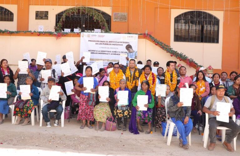 Familias de Acatepec en la región de la Montaña beneficiadas con la entrega de rectificaciones y actas de nacimiento