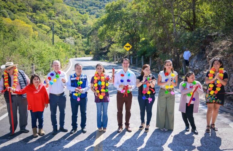 Evelyn Salgado entrega rehabilitación de carretera en Paso Morelos e inaugura la Unidad de Salud IMSS Bienestar de Ozomatlán, en Huitzuco