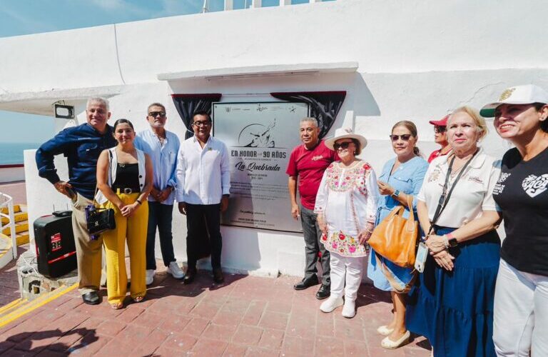 Gobierno de Guerrero devela placa conmemorativa por 90 años de tradición de clavadistas de La Quebrada