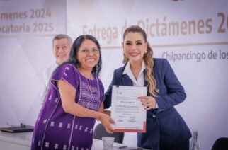 Evelyn Salgado entrega estímulos a 508 trabajadores educativos en Guerrero y firma convocatoria del Programa de Carrera Administrativa 2025