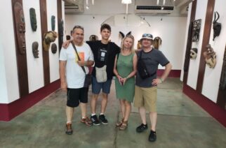 Familias acapulqueñas y turistas visitan el Museo de la Máscara en Acapulco