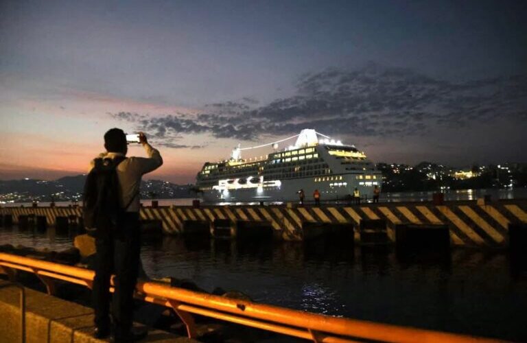 Llega al puerto de Acapulco el primer crucero del 2025, MS Náutica con más mil personas a bordo