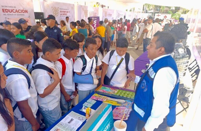 En la región de la Costa Chica, cientos de personas participan en la Feria de Servicios Integrales
