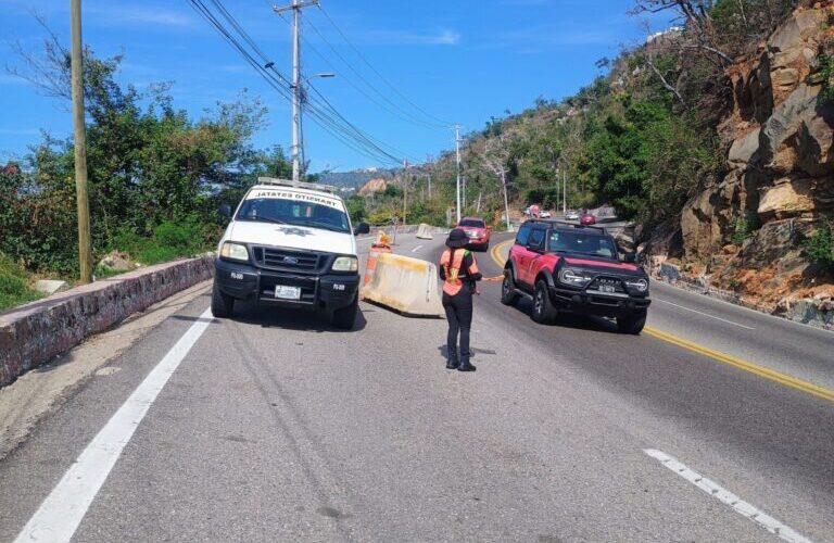 Oficiales de Tránsito Estatal, permanecen en la avenida Escénica de Acapulco