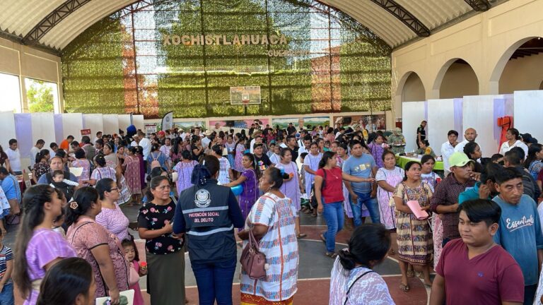 Atiende Gobierno de Guerrero a la población de la Costa Chica con la Feria de los Servicios Integrales