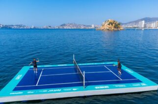 Se realiza una exhibición de Mextenis en una cancha flotante sobre la bahía de Acapulco