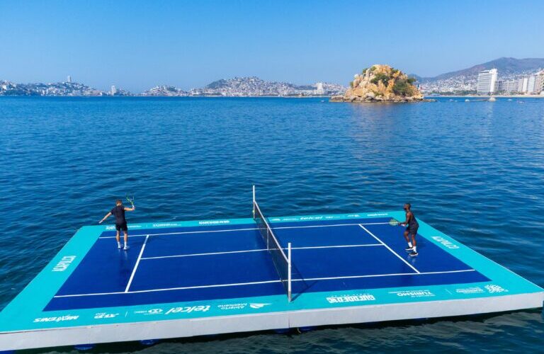 Se realiza una exhibición de Mextenis en una cancha flotante sobre la bahía de Acapulco