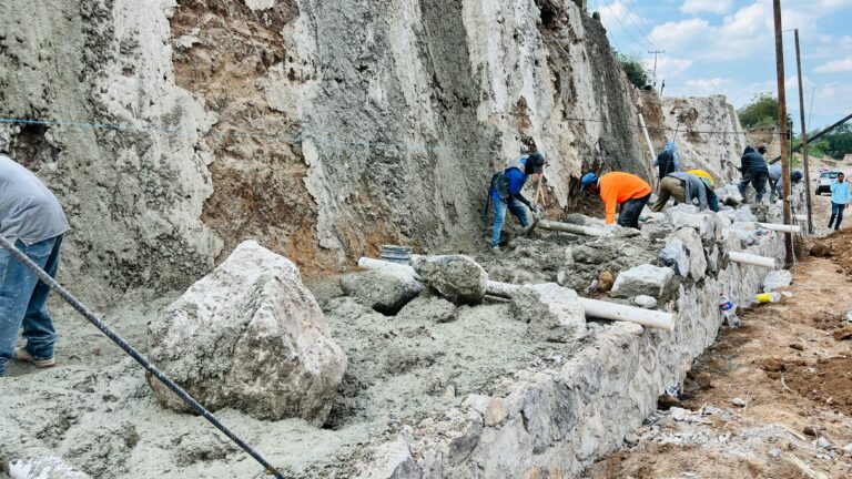Arrancan obras de rehabilitación de carretera Petaquillas-Coatomatitlán, afectada por el paso del huracán John