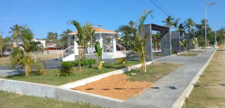 Moderniza gobierno del estado la plaza central de Playa Ventura en la Costa Chica