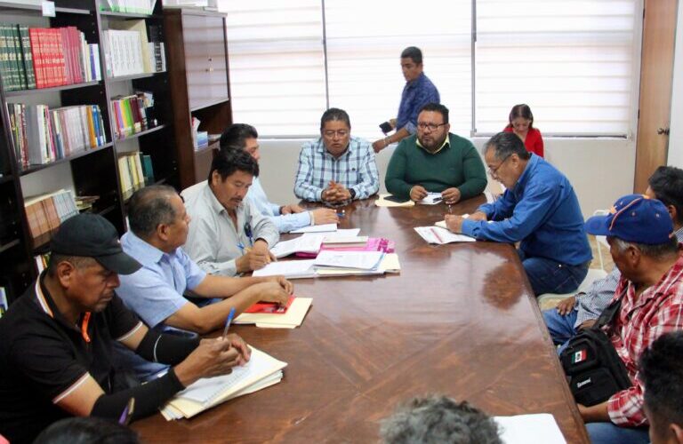 El subsecretario de Desarrollo Político, Francisco Rodríguez atiende peticiones de habitantes de la Montaña