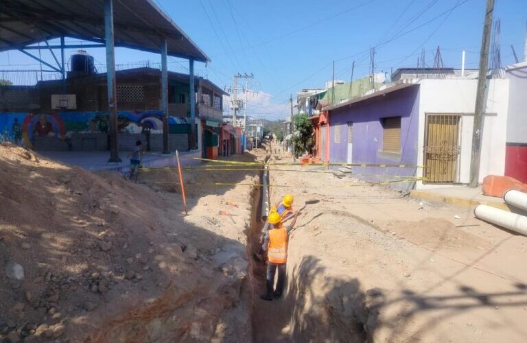 El gobierno de Guerrero realiza obras de drenaje y agua potable en Las Vigas