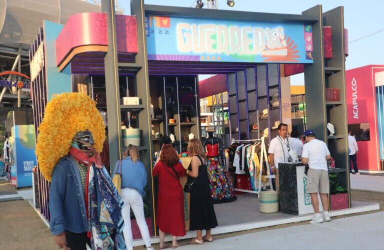 Artesanos guerrerenses expenden sus productos en la edición 32 del abierto Mexicano de Tenis que se realiza en Acapulco