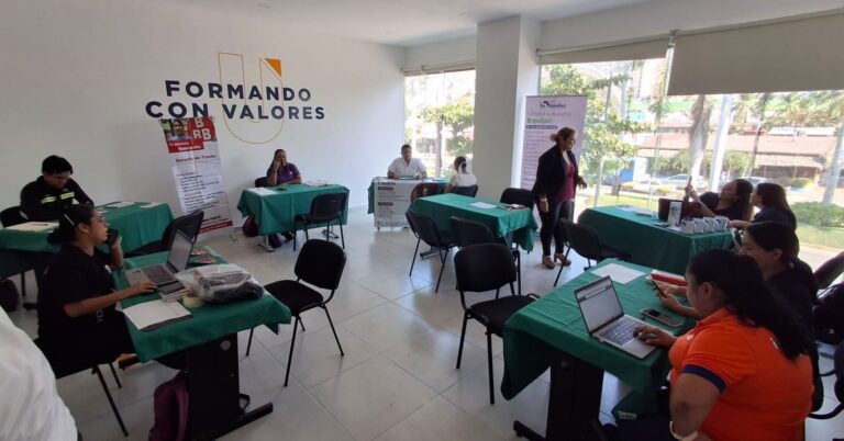 Omar Estrada Bustos realizó en Acapulco una Jornada de Vinculación Laboral en la UNID Campus Acapulco