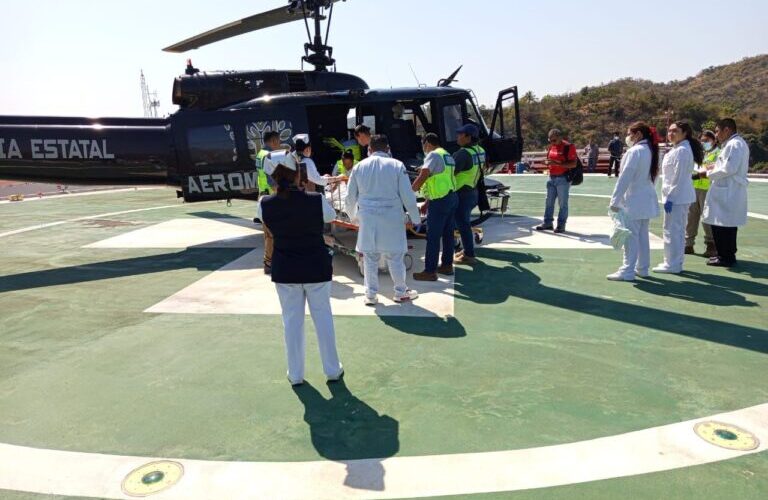 Traslada la SSG vía aérea a paciente embarazada de Ayutla a Acapulco para recibir atención médica urgente