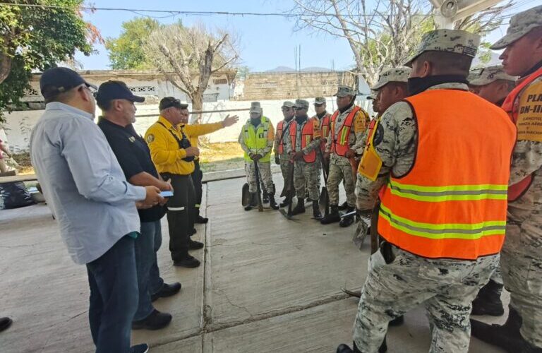 Autoridades estatales y municipales intensifican acciones para extinguir incendio forestal en Iguala