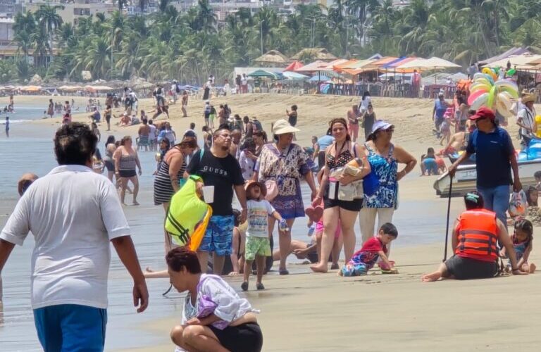 Turistas nacionales e internacionales disfrutan del fin de semana en destinos de Guerrero