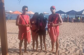 Guardavidas de la Promotora de Playas de Acapulco rescatan a dos menores en playa Tamarindos