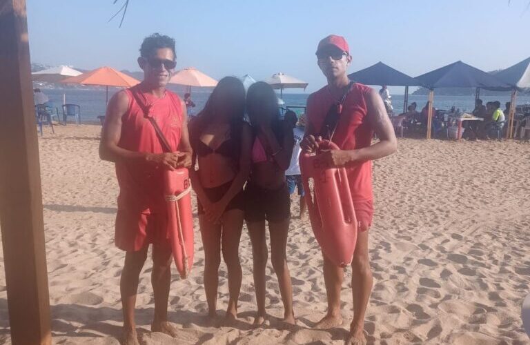 Guardavidas de la Promotora de Playas de Acapulco rescatan a dos menores en playa Tamarindos