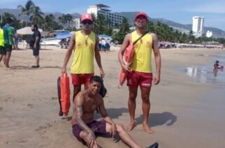 Guardavidas brindan auxilio a turista en Playa Dominguillo de Acapulco