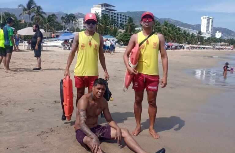 Guardavidas brindan auxilio a turista en Playa Dominguillo de Acapulco