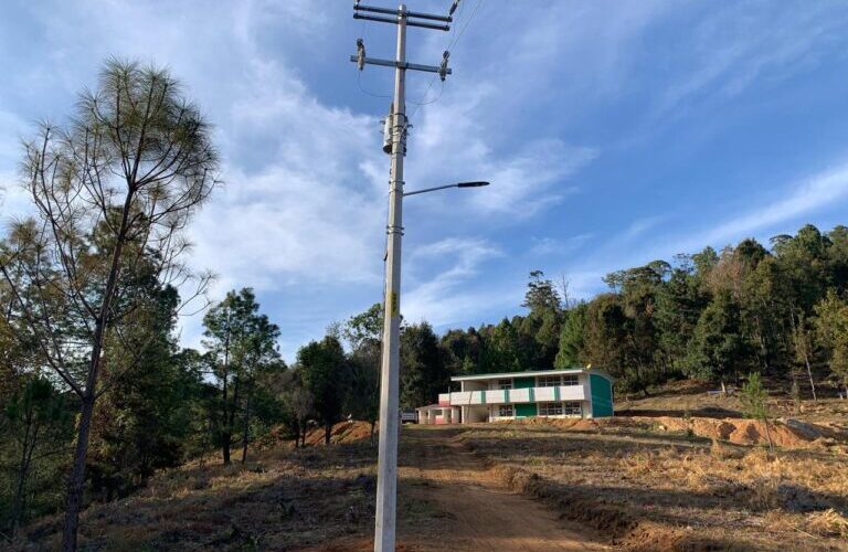 Beneficia gobierno del estado a habitantes de San Miguel Totolapan con más iluminación