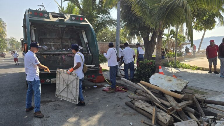 Retiran 75 toneladas de basura de la franja de arena de la bahía de Acapulco