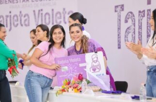 Entrega Evelyn Salgado la Tarjeta Violeta número 20 mil en Zihuatanejo